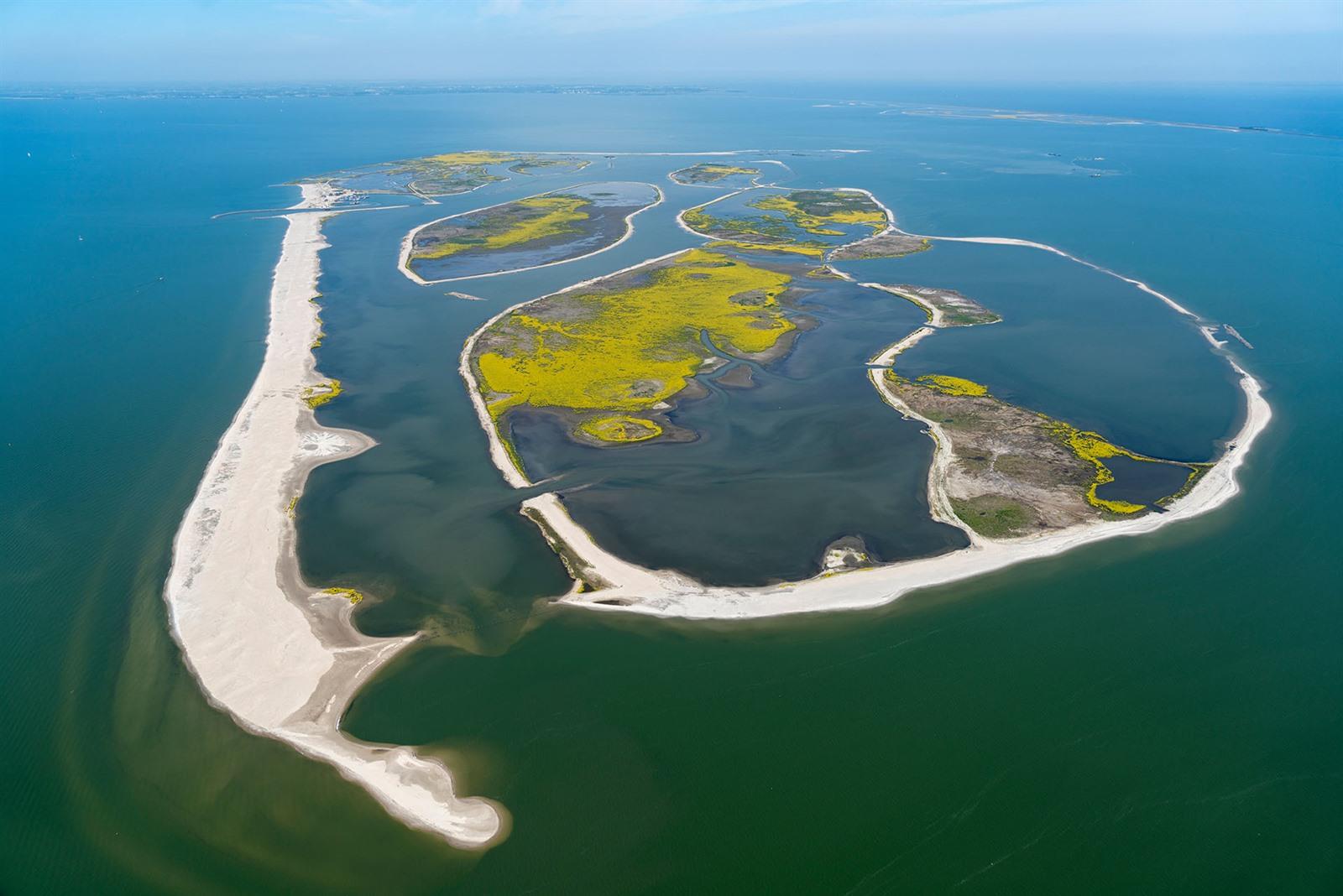 Rondvlucht Lelystad: de Marker Wadden eilanden met slibplaten en kreken in het Markermeer vanuit de Piper PA-28 tijdens een rondvlucht boven Flevoland