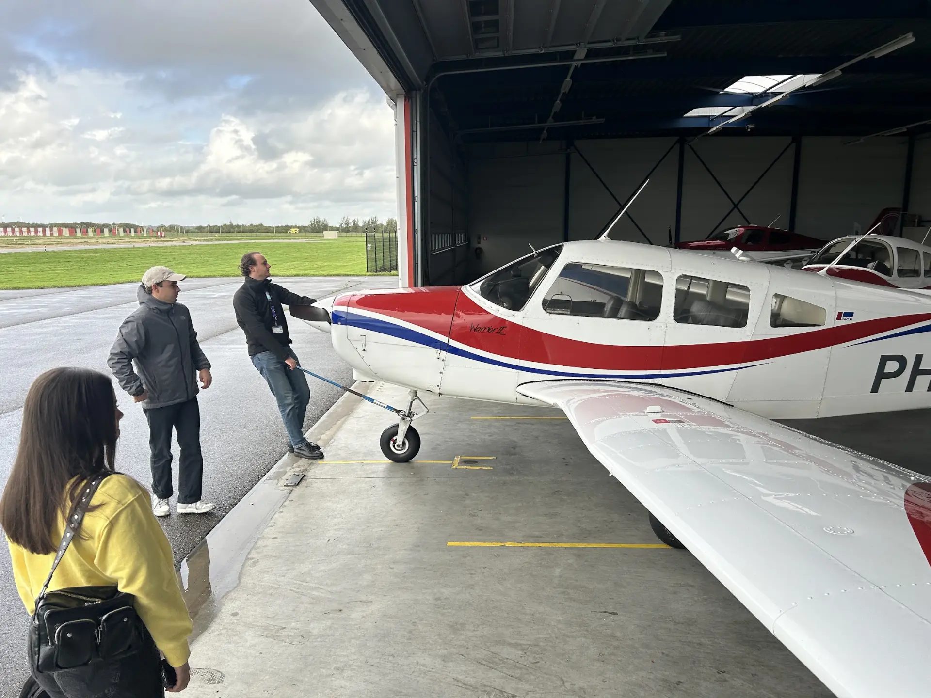 De Piper PA-28 Warrior wordt uit de hangar gerold op Lelystad Airport voordat we vertrekken
