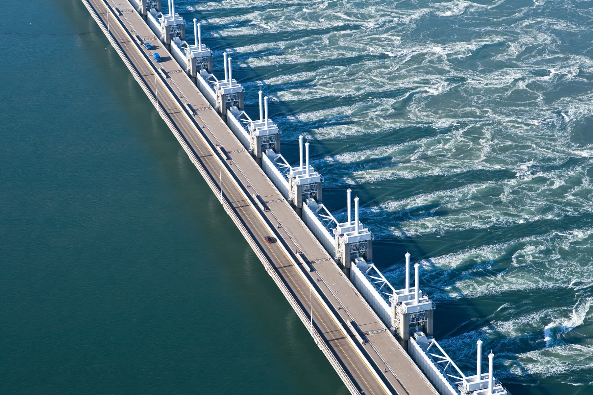 Rondvlucht Zeeland: de Oosterscheldekering en de getijdenplaten van de Oosterschelde over de vleugel van de Piper PA-28